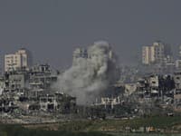 Dym stúpa po izraelskom nálete v pásme Gazy, ako je vidieť z južného Izraela