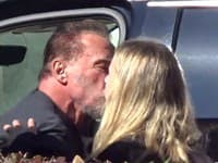 Arnolda Schwarzeneggra nafotili pri bozkoch s neznámou blondínkou. 