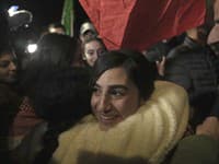 Palestínska väzenkyňa Ruba Assiová sa víta po prepustení v meste Ramalláh na Západnom brehu Jordánu v stredu 29. novembra 2023.