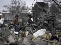 Miestny obyvateľ prehľadáva trosky po ruskom vzdušnom útoku v Kyjeve.