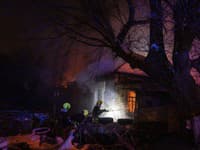 Záchranári hasia požiar obytného domu po ruskom raketovom útoku v Kyjeve na Ukrajine v stredu 13. decembra 2023.