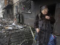 Sedemdesiatdeväťročná Svitlana Magdenková stojí pred zničeným obytným domom po ruskom raketovom útoku na obytnú štvrť v Kyjeve