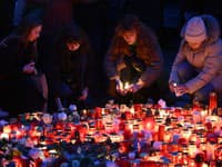 Ľudia si uctievajú pamiatku obetí streľby v Prahe