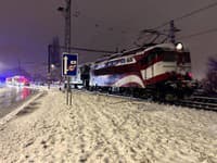 V bratislavskom Ružinove došlo k nehode medzi autom a vlakom