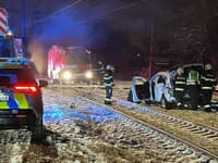 V bratislavskom Ružinove došlo k nehode medzi autom a vlakom
