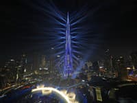 Oslavy Silvestra a Nového roka v SAE Dubaj. Na snímke svetlá svietia z najvyššej budovy na svete Burdž chalífa počas novoročných osláv v Dubaji v Spojených arabských emirátoch v nedeľu 1. januára 2024.