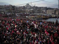 Proti vojne v Gaze protestovali v Istanbule desaťtisíce ľudí 