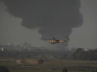 Izraelský vojenský vrtuľník letí v blízkosti hranice medzi Izraelom a Gazou, pohľad z južného Izraela, pondelok 1. januára 2024. 