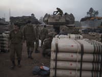 Izraelskí vojaci z delostreleckej jednotky ukladajú tankové granáty v priestore na hranici medzi Izraelom a Gazou na juhu Izraela v pondelok 1. januára 2024.