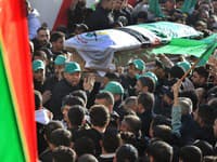 Bojovníci Hamasu nesú rakvu svojho kamaráta Ahmada Hammúda počas pohrebného sprievodu v palestínskom utečeneckom tábore Burdž al-Šamlí v južnom Libanone v stredu 3. januára 2024.