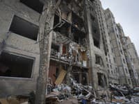Pohľad na obytný dom zničený po utorňajšom ruskom útoku v Kyjeve na Ukrajine v stredu 3. januára 2024.