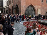 Stovkyľudí sa zišli pre Univerzitou Karlovou, pietnym pochodom si uctia obete