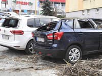 Na snímke zničené autá od vyvráteného stromu počas silného vetra na sídlisku Furča v Košiciach