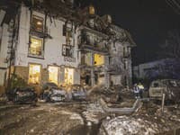 Hasiči zasahujú po ruskom raketovom útoku, ktorý zasiahol hotel v centre ukrajinského mesta Charkov
