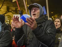 Ľudia počas protestného zhromaždenia hnutia Progresívne Slovensko (PS), strany Sloboda a Solidarita (SaS) a Kresťanskodemokratického hnutia (KDH) proti návrhu trestného zákona, ktorý obsahuje aj zrušenie Úradu špeciálnej prokuratúry, 11. januára 2024 na Námestí SNP v Bratislave.