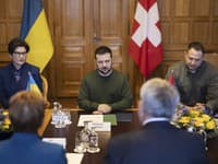 Volodymyr Zelenskyj (uprostred) s ukrajinskou veľvyslankyňou vo Švajčiarsku Irynou Venediktovou (vľavo) a vedúcim kancelárie ukrajinského prezidenta Andrijom Jermakom (vpravo)