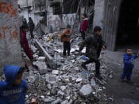 Palestínčania sa pozerajú na deštrukciu po izraelskom útoku v meste Rafah na juhu pásma Gazy v stredu 17. januára 2024.