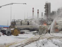 Hasiči sa snažia uhasiť požiar terminálu na zemný plyn v ruskom prístave Usť-Luga