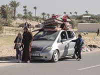 Palestínčania utekajú z Chán Júnisu pred izraelskou pozemnou a leteckou ofenzívou na pásmo Gazy, pondelok 22. januára 2024. 