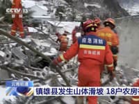 Na snímke záchranári zasahujú po zemetrasení