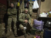 Ukrajinskí vojaci oddychujú vo svojom kryte na stanovišti pri meste Bachmut v Doneckej oblasti na východe Ukrajiny