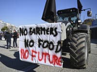 Protestujúci farmári so svojimi traktormi v Solúne