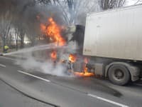 V Trnovci nad Váhom horel kamión