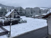 Sneh zasypal obec Krušetnica.