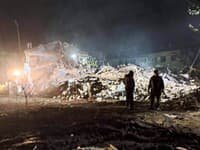 Hasiči zasahujú na mieste po ruskom raketovom útoku na obytný dom v Charkovskej oblasti na severovýchode Ukrajiny 15. februára 2024.