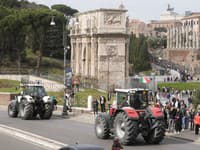Farmári jazdia na traktoroch pred Koloseom počas protestu v Ríme