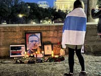 V rôznych mestách sveta sa dnes večer konali zhromaždenia na pamiatku ruského opozičného politika Alexeja Navaľného
