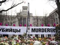 Na snímke protestná skupina Pussy Riot drží nápis pred ruským veľvyslanectvom v súvislosti so smrťou ruského opozičného lídra Alexeja Navaľného v Berlíne.