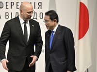 Ukrajinský premiér Denys Šmyhaľ (vľavo) a japonský premiér Fumio Kišida
