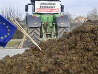 Na snímke farmári z okresu Trebišov zablokovali kruhový objazd v obci Hriadky vysypanou vlečkou hnoja počas celoslovenského protestu farmárov, poľnohospodárov a potravinárov