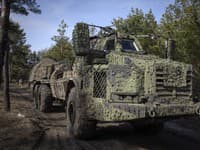 Švédska samohybná húfnica Archer jazdí na frontovej línii v Doneckej oblasti