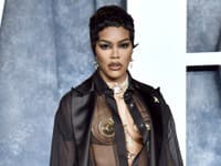 Slávna kráska s nohavicami na “pol žrde”: Vidno ti tangáče, aj polku zadku!