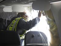 Inšpektori kontrolujú otvor v lietadle Alaska Airlines.
