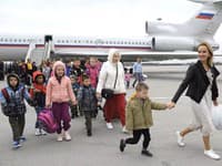 Týchto 125 detí z Doneckej oblasti vlani letecky previezli do Moskvy.