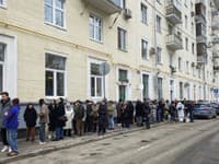 Voliči stoja v rade pred volebnou miestnosťou v prezidentských voľbách v Rusku