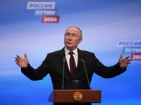Ruský prezident Vladimir Putin gestikuluje na tlačovej konferencii po zverejnení prvých výsledkov prezidentských volieb vo svojom hlavnom volebnom stane v Moskve