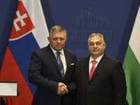 Premiér Robert Fico si podáva ruku s maďarským premiérom Viktorom Orbánom