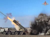 Na snímke z videa, ktoré zverejnila tlačová služba ruského ministerstva obrany, ruský samohybný 300 mm raketomet 