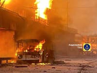 Trolejbus horí po zásahu ruskou strelou v areáli vodnej elektrárne  v ukrajinskom meste Dnipro 