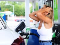 Pracovníčka čerpacej stanice rozzúrila ženu bizarným pravidlom: Tankovať vraj môže iba... Počuli ste už o tom?