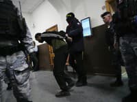Šamsidina Fariduniho, podozrivého z piatkovej streľby na radnici Crocus, eskortuje príslušník FSB na okresnom súde Basmannyj v Moskve