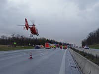 Na diaľnici neďaleko Würzburgu v Nemecku došlo k hromadnej nehode.