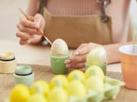 Mamička sa podelila o TRIK na jednoduché farbenie veľkonočných vajíčok: Za pár minút máte hotovo, aha!