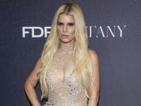 Slávna kráska s tip-top účesom: Zafúkal vietor a… Jejda, to je TRAPAS!