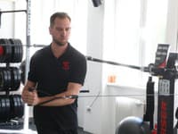 Samo Tomeček pravidelne cvičí s trénerom