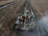 Na snímke z videa, ktoré zverejnila tlačová služba ruského ministerstva obrany, vojaci ruskej armády na obrnenom vozidle zaujímajú pozície a strieľajú na ukrajinské pozície na neznámom mieste na Ukrajine.